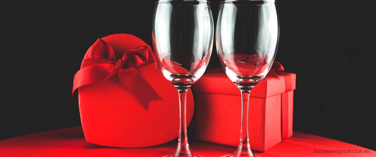 Brindis de amor eterno: copas grabadas para celebrar 50 años de matrimonio