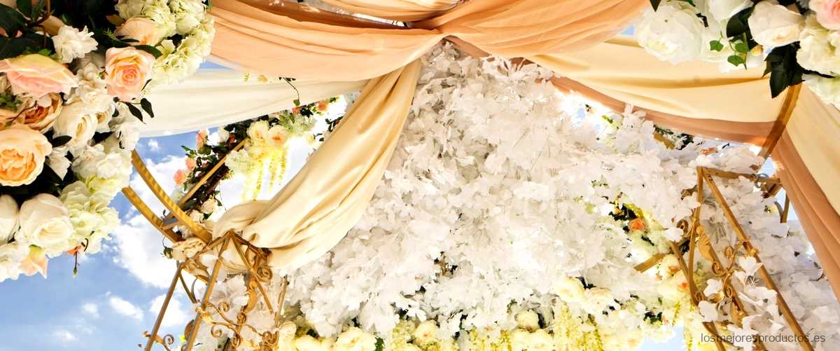 Capelinas y estolas: opciones elegantes para lucir en una boda