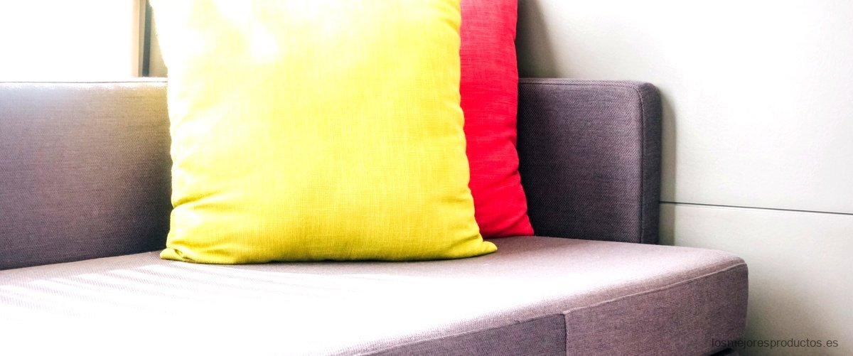 Cojines mostaza y turquesa: la combinación perfecta para darle vida a tu dormitorio