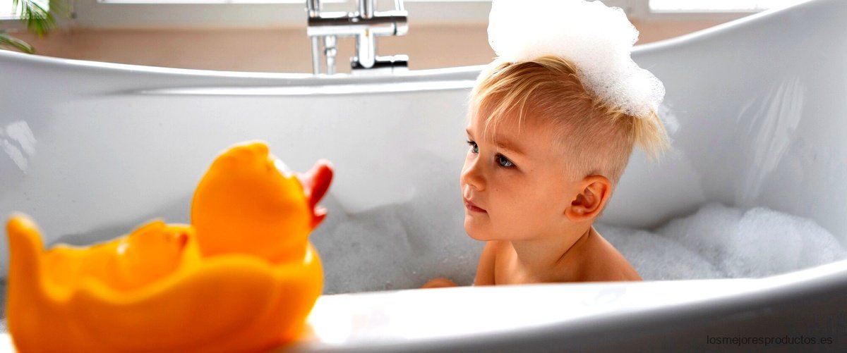 ¿Cómo bañar a un bebé en una bañera grande?