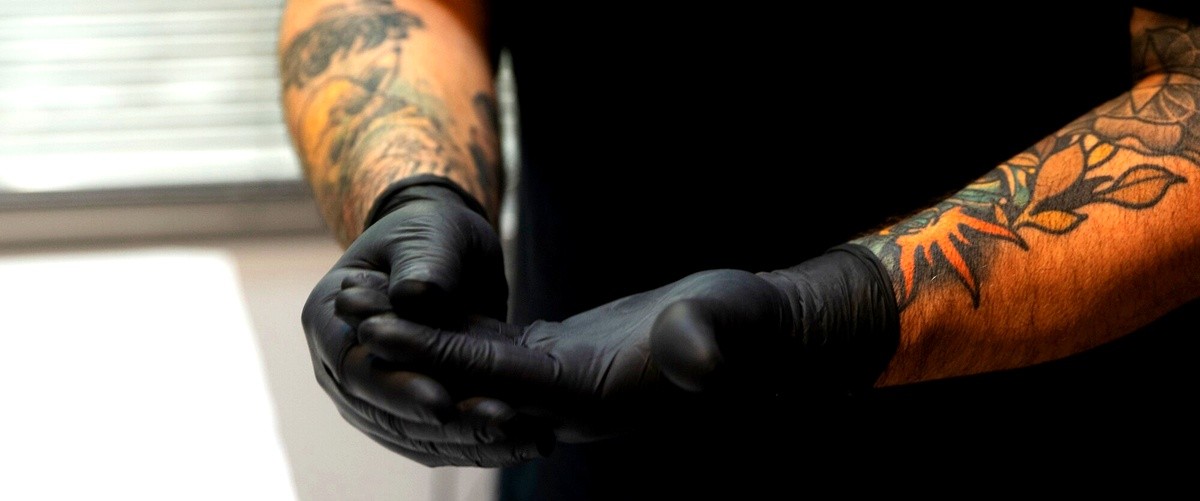 ¿Cómo puedo cubrir un tatuaje en el brazo?
