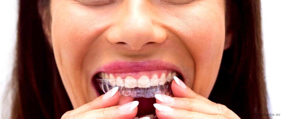 ¿Cómo se guarda una dentadura postiza?