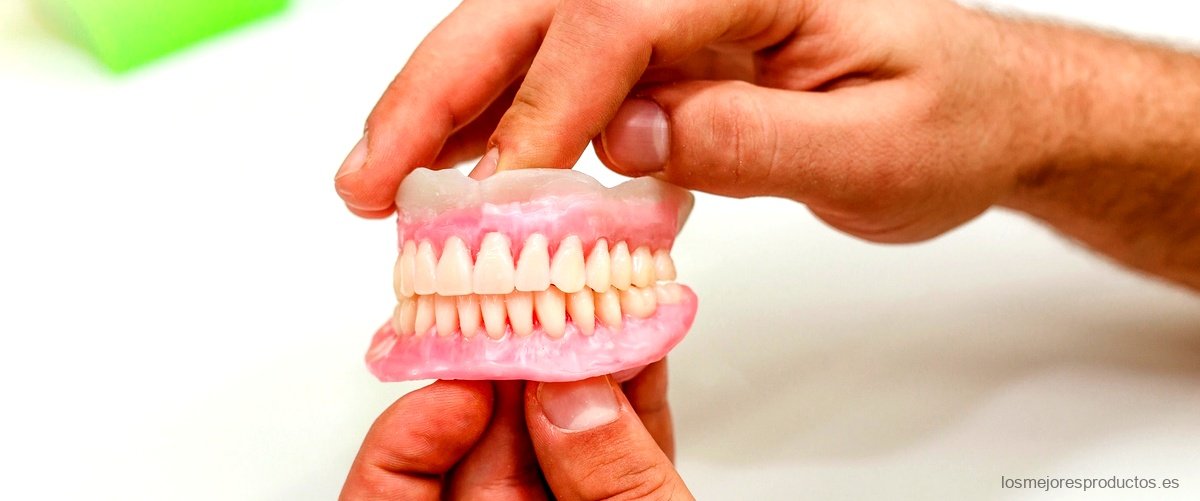 ¿Cómo se pone el pegamento en la dentadura postiza?