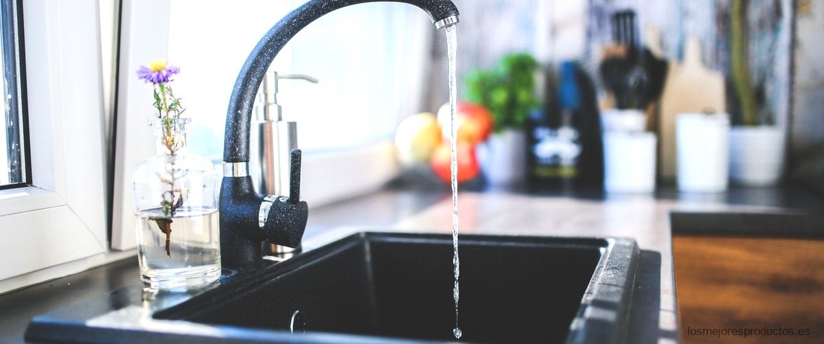 ¿Cómo se puede reutilizar el agua del lavamanos en el inodoro?