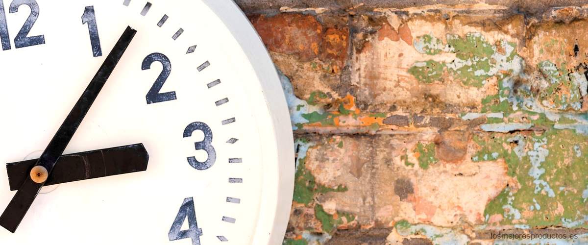 ¿Cómo se regula el péndulo de un reloj de pared?