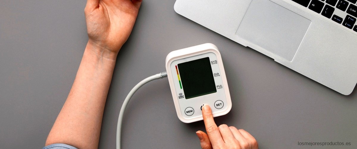 ¿Cómo se toma la presión arterial con un tensiómetro?