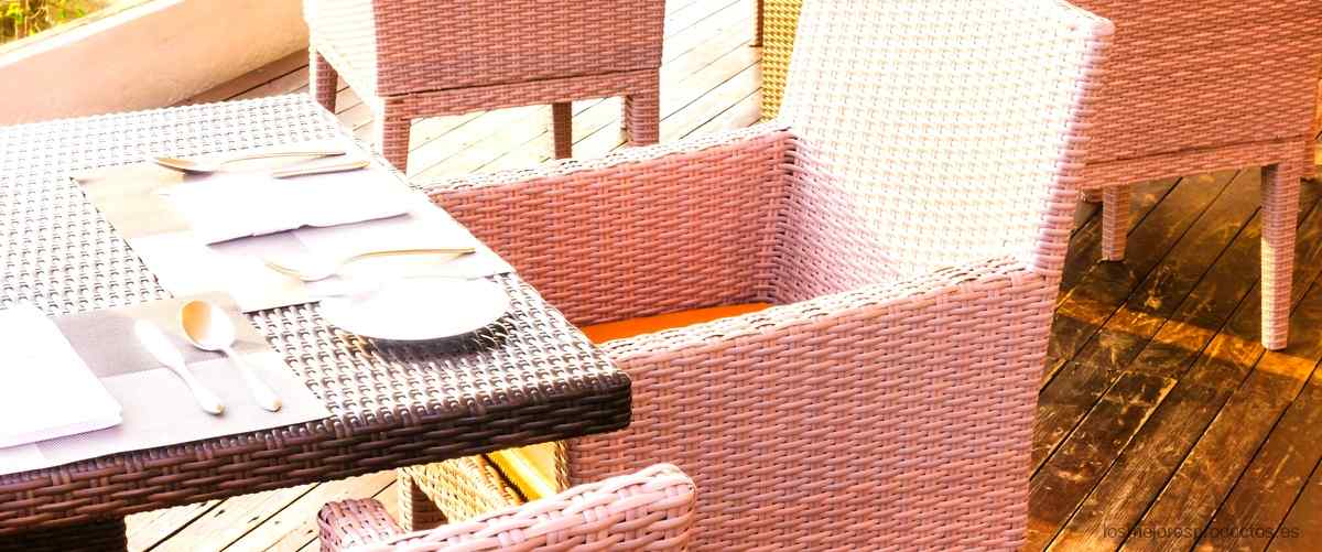 Crea un ambiente elegante con un enrejado de madera para tu terraza