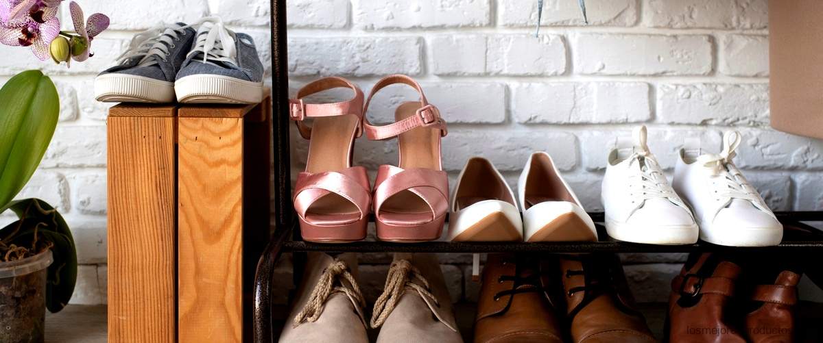 - Descubre la sofisticación de los zapatos Lodi, inspirados en Valentino