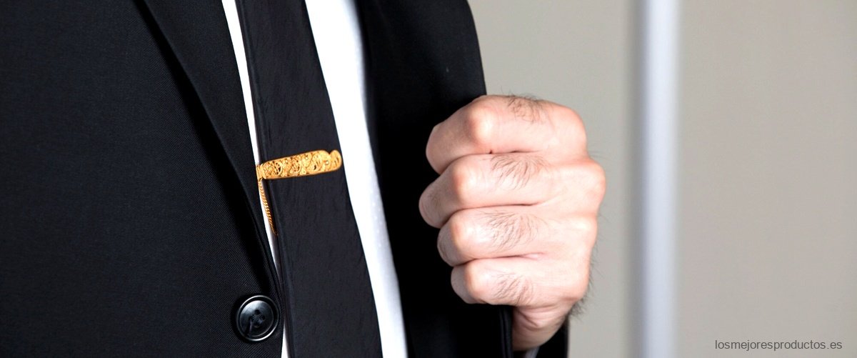 El alfiler de corbata Zara: el detalle que marca la diferencia