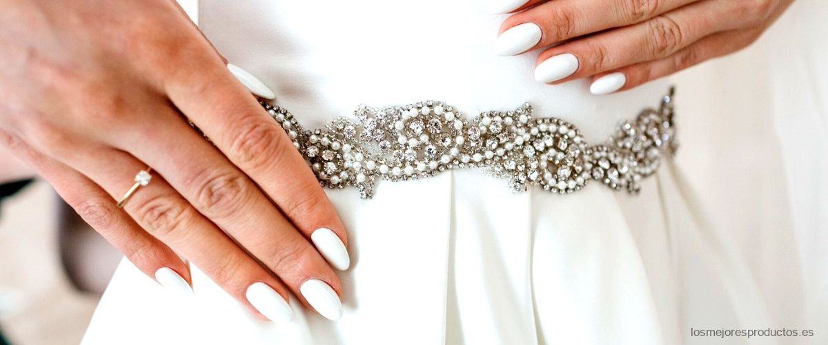 Estola gris: el complemento ideal para tu vestido de novia