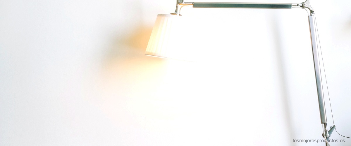 Lámpara de pie con mesita: un diseño versátil para tu hogar