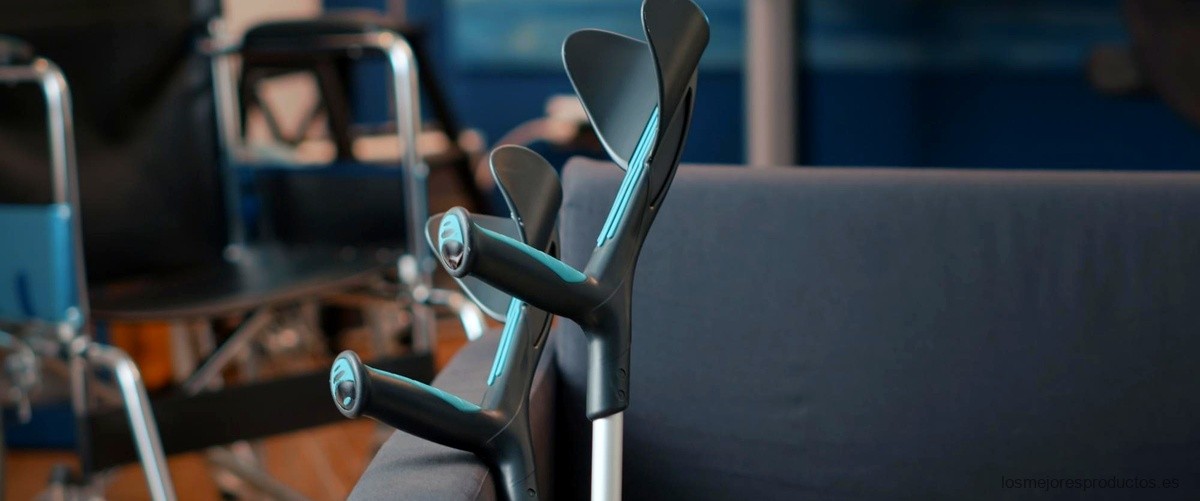 Limpiar y cambiar las ruedas de una silla de oficina por patas: una opción funcional