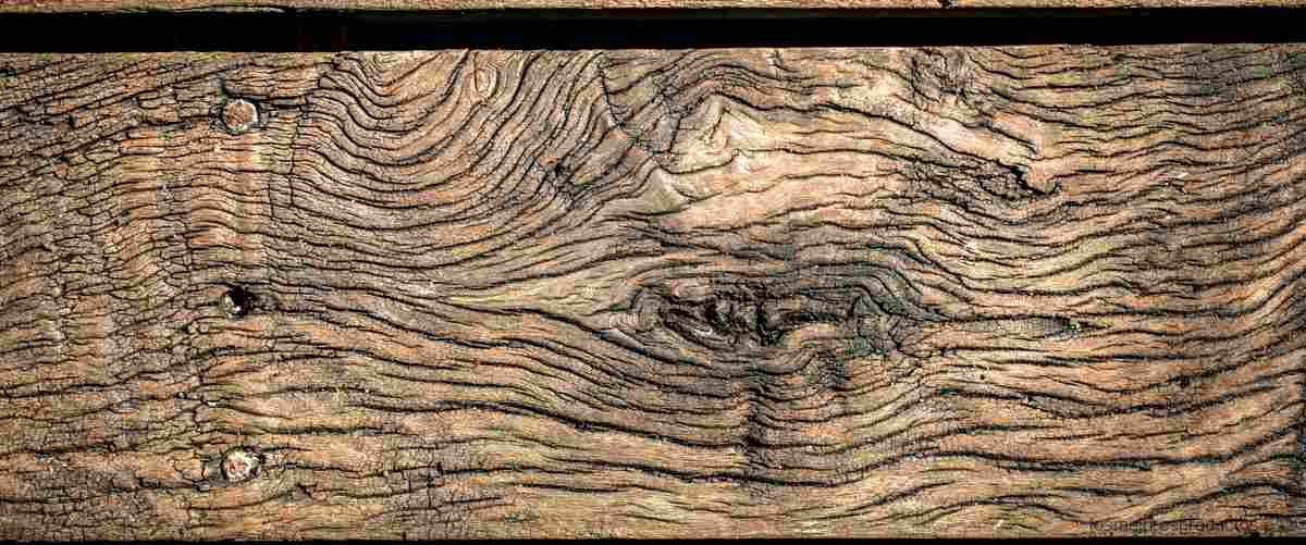 Mesa de madera maciza antigua: un toque de historia en tu hogar