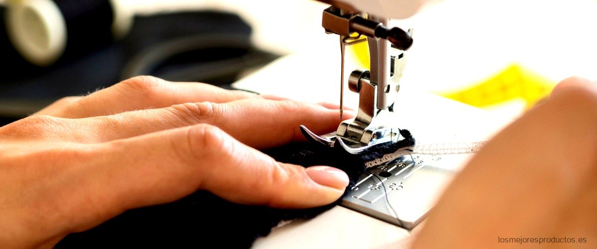 ¿Quién inventó la primera máquina de coser, según Wikipedia?