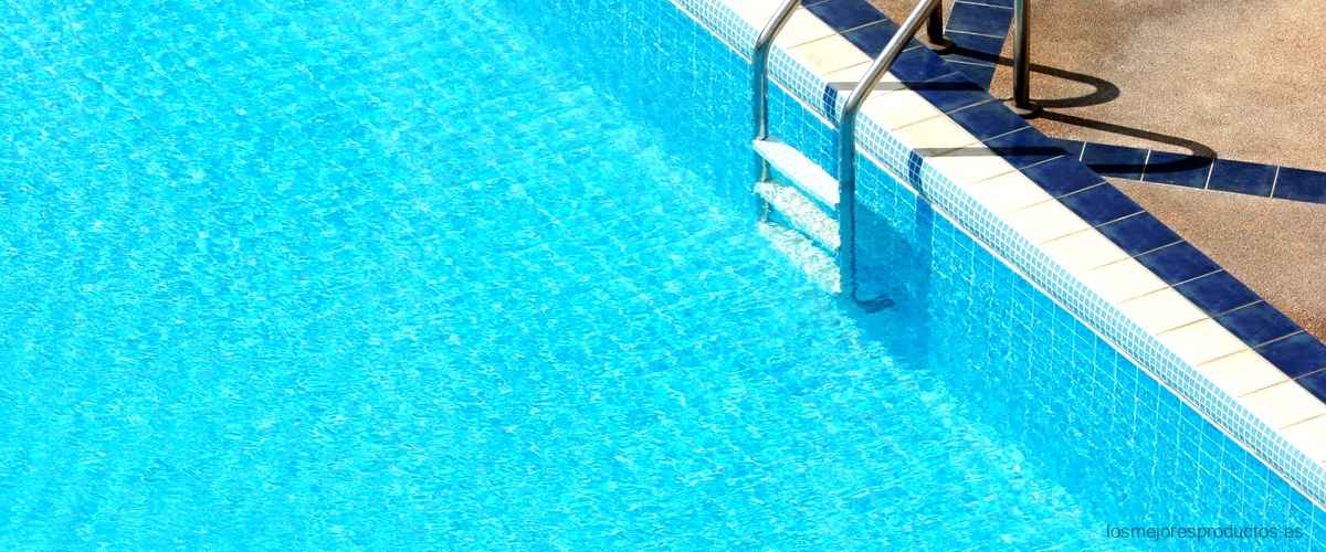 Una bandeja flotante en la piscina para disfrutar al máximo del verano