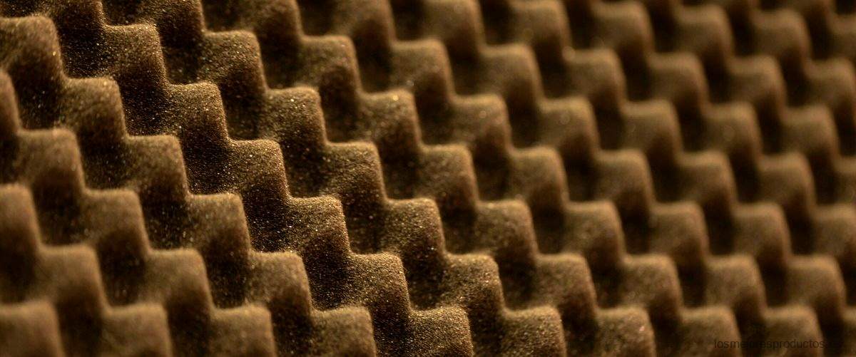 ¿Cómo ocurre la absorción del sonido en una pared de espuma?
