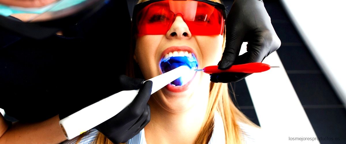 ¿Cómo se hace un blanqueamiento dental en casa?