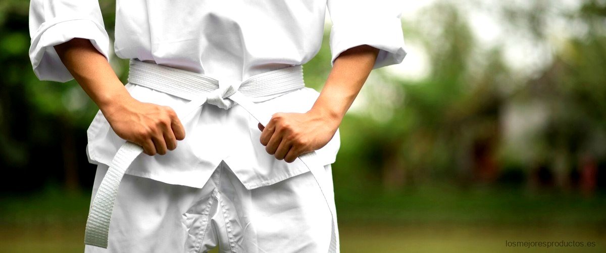 ¿Cómo se llama el uniforme que se utiliza en la práctica de las artes marciales?