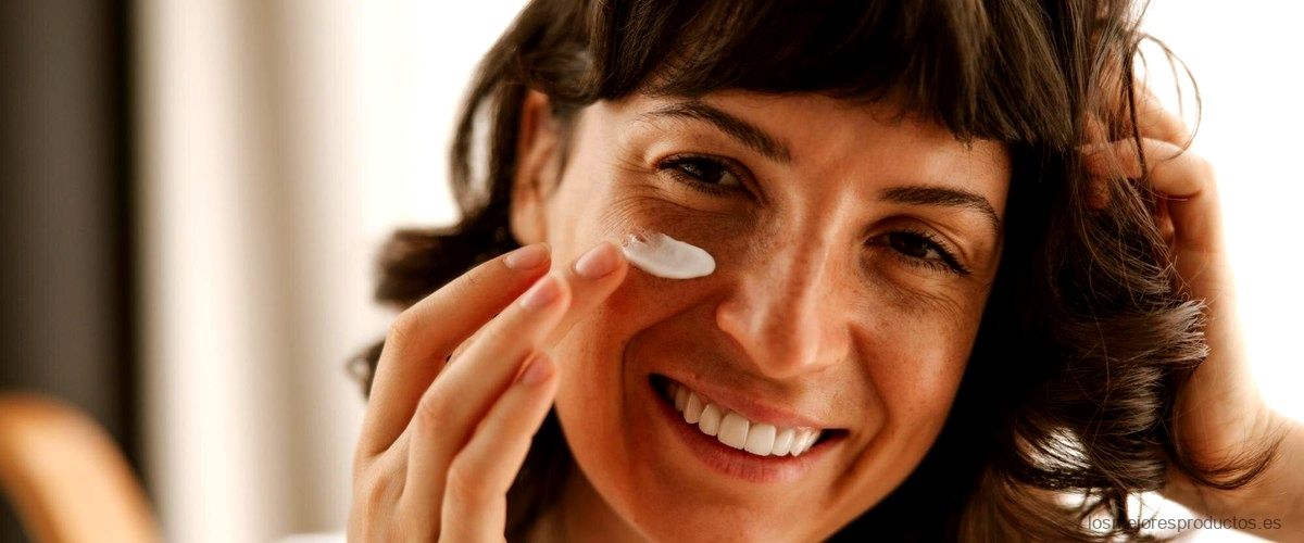 ¿Cómo se retira la leche de limpieza facial?