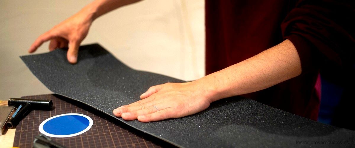 ¿Cuánto debe sobresalir la alfombra de la mesa?