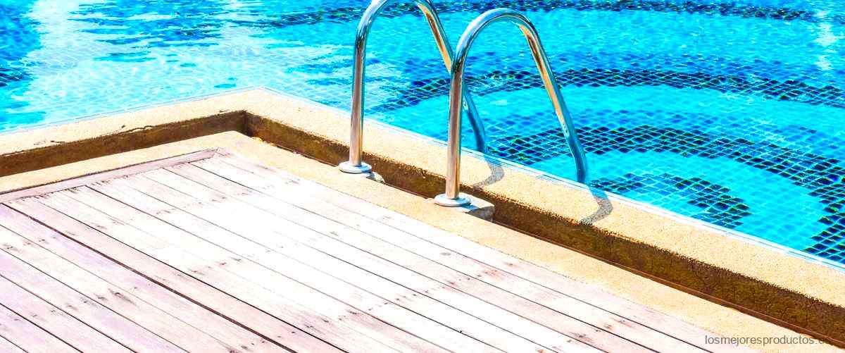 ¿Qué se puede poner alrededor de la piscina para evitar resbalones?